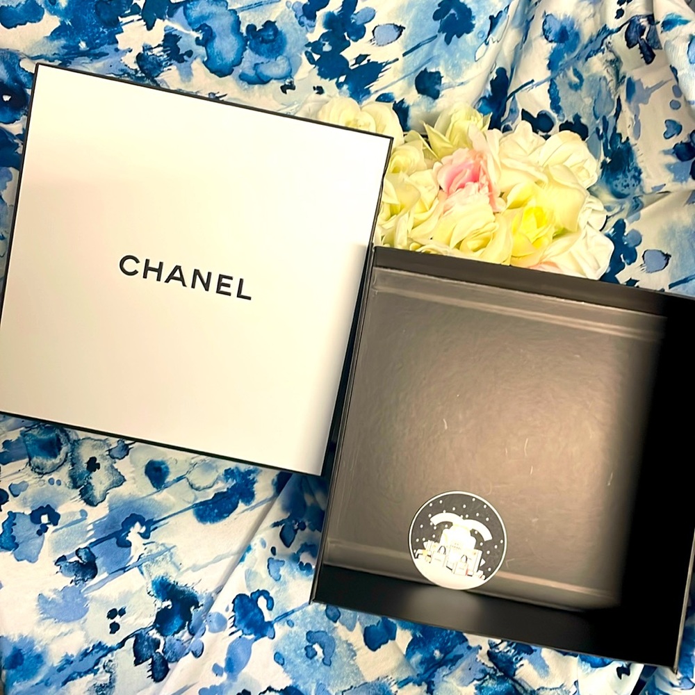 GIF box of CHANEL beauty set. Set not included is only the box.
